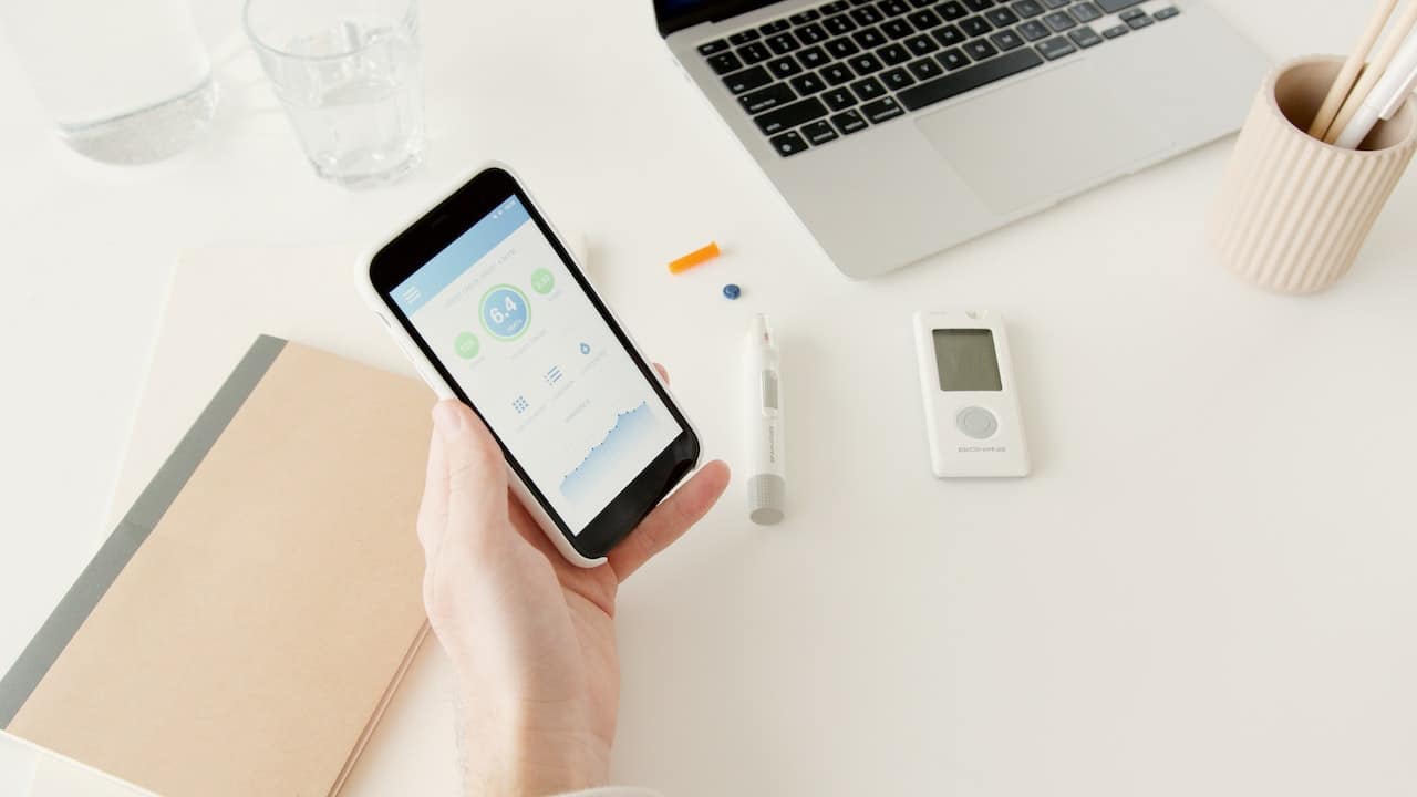 Com o poder do seu bolso: Monitoramento de sinais vitais via smartphone para o controle do diabetes.